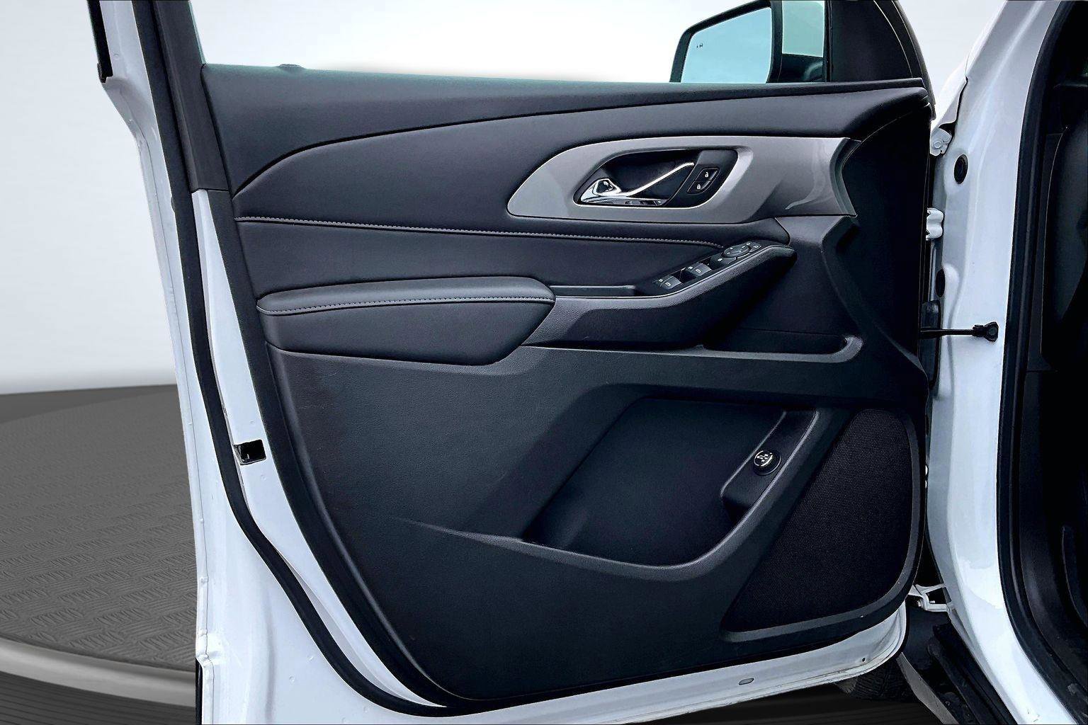 Used 2023 Chevrolet Traverse LT w/ Midnight/Sport Edition image 24