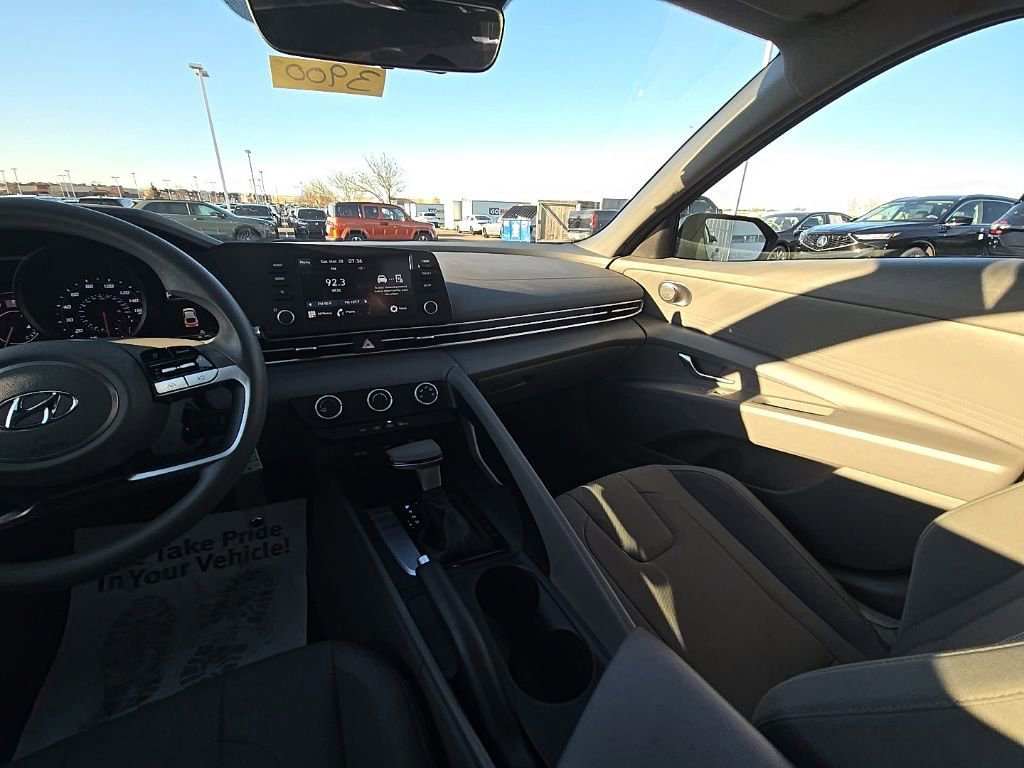 Used 2022 Hyundai Elantra SE image 25