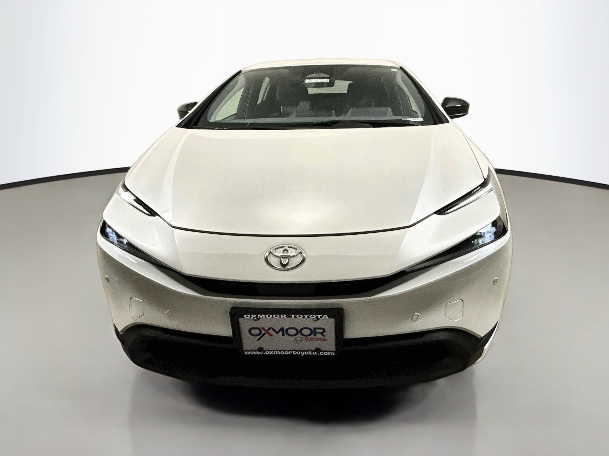 Used 2024 Toyota Prius LE FWD image 2