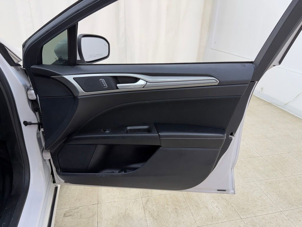 Used 2020 Ford Fusion SE FWD image 8