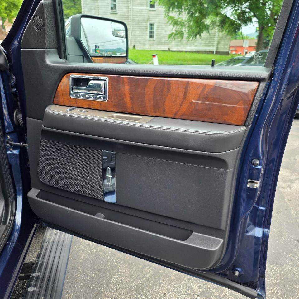 Used 2014 Lincoln Navigator 4WD image 31