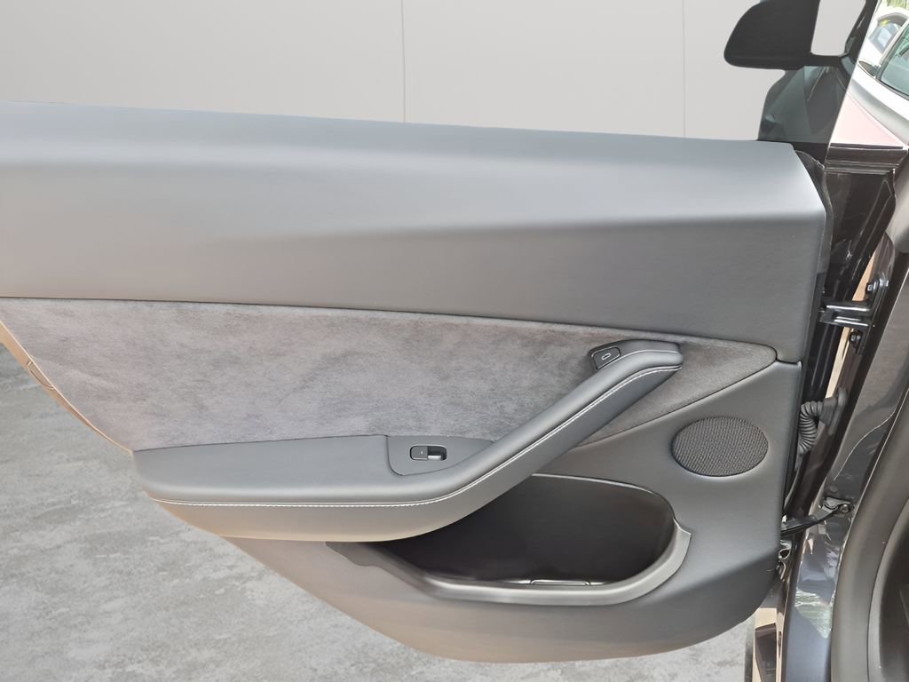 Used 2025 Tesla Model Y Performance image 17