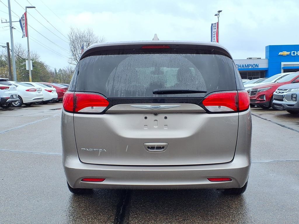 Used 2017 Chrysler Pacifica Touring image 5