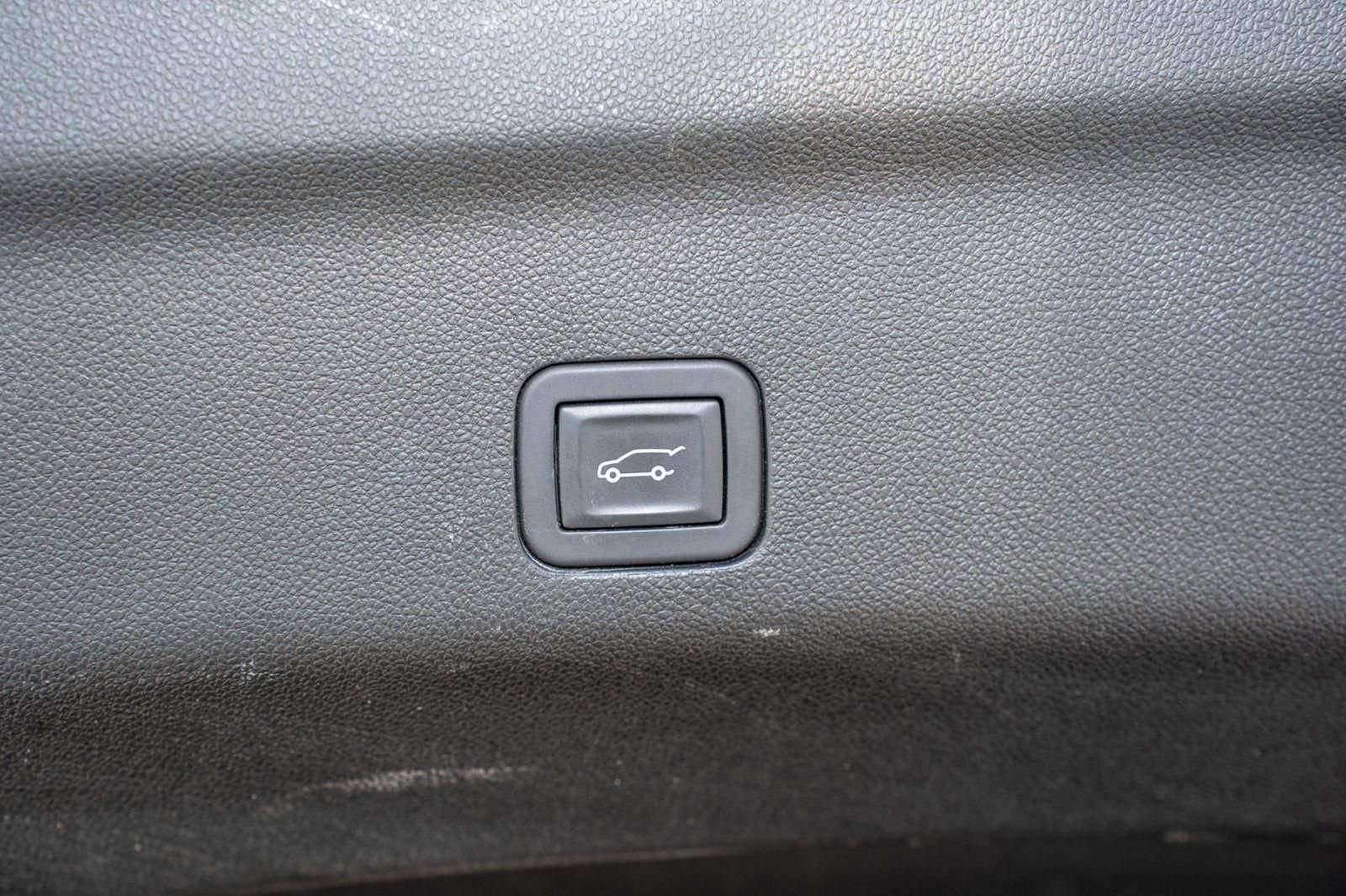 Used 2025 Chevrolet Tahoe LT image 11