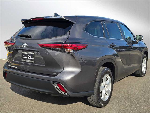 Used 2023 Toyota Highlander LE FWD image 4