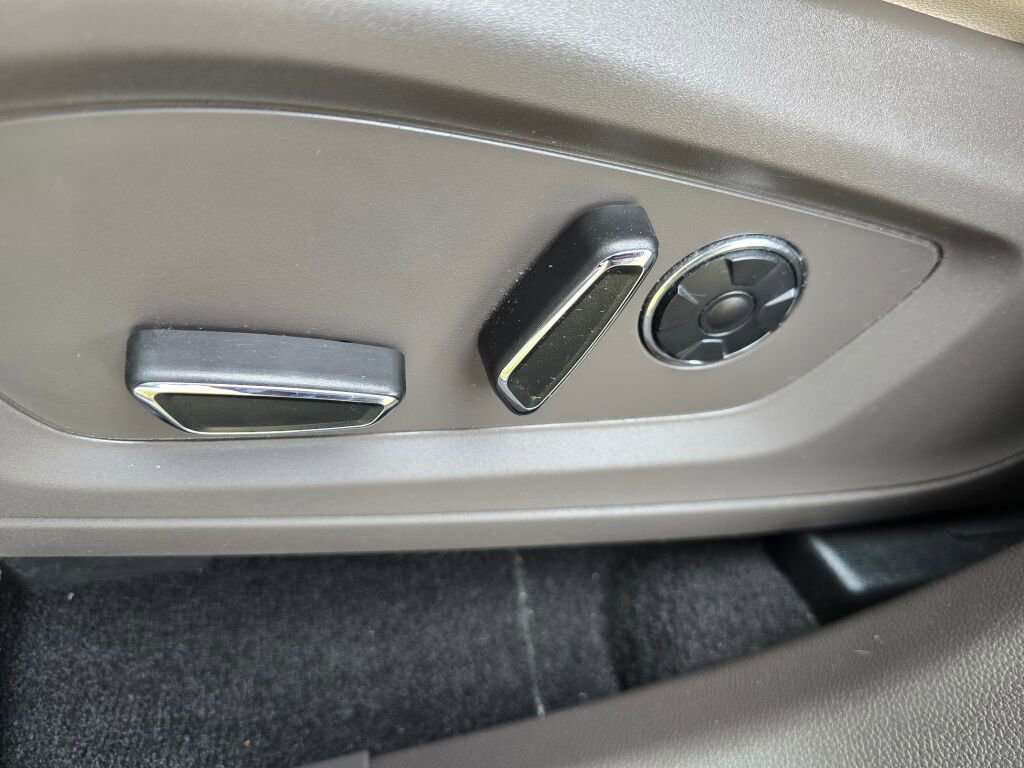 Used 2020 Ford Explorer Platinum w/ Premium Technology Package image 26