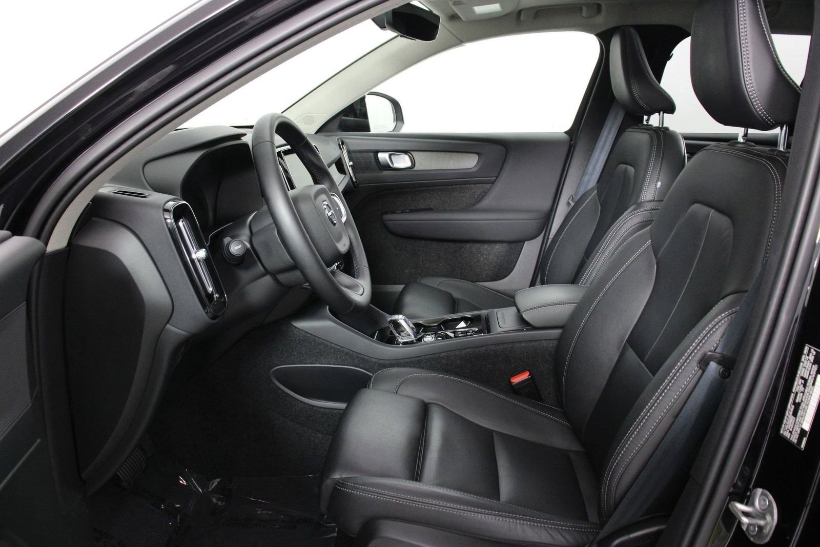 Certified 2025 Volvo XC40 B5 Plus AWD/4WD image 31