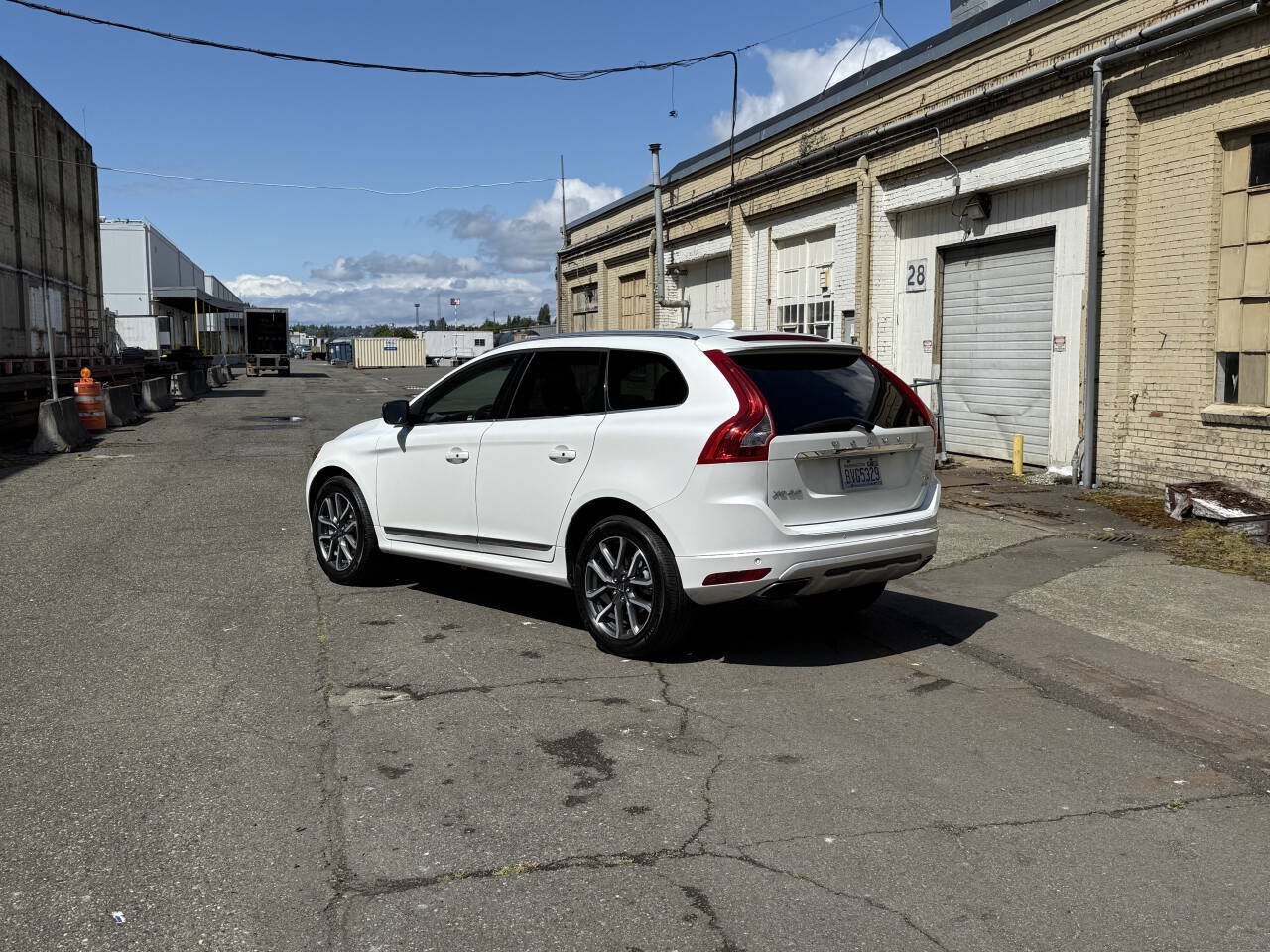 Used 2017 Volvo XC60 T6 Dynamic w/ Preferred Option Package AWD/4WD image 7