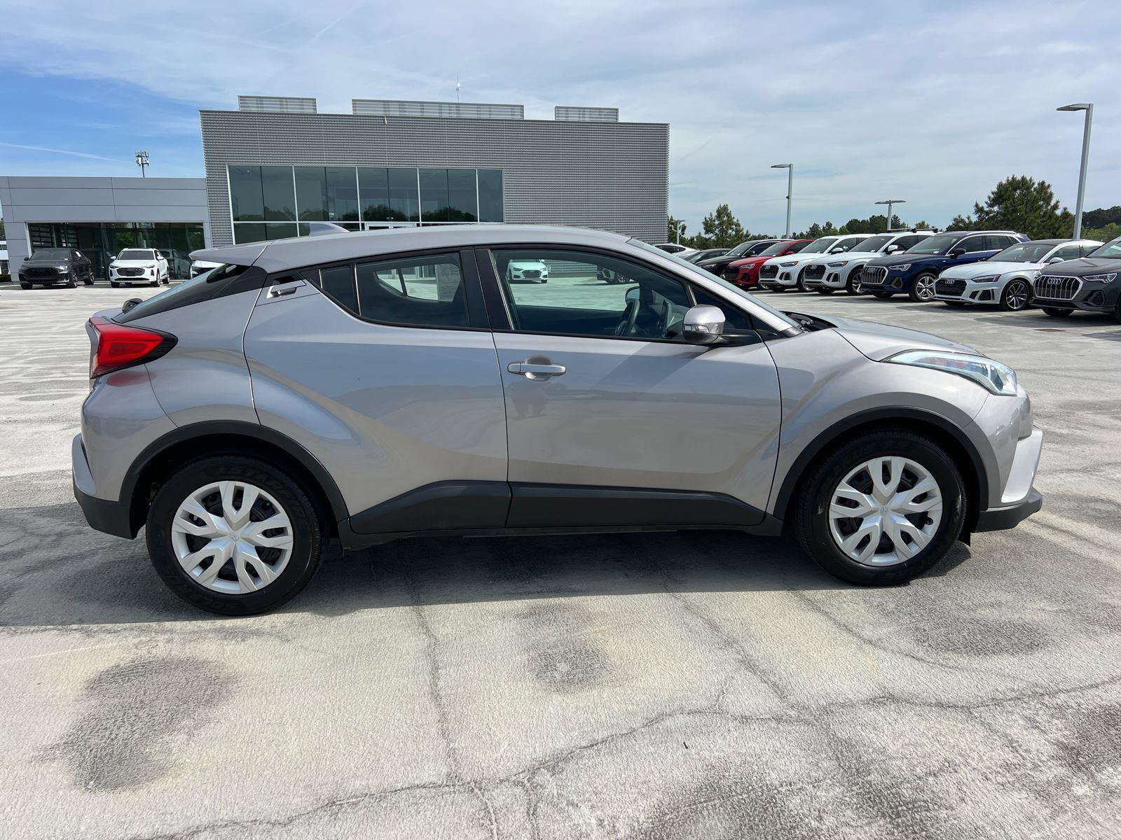 Used 2019 Toyota C-HR LE FWD image 4