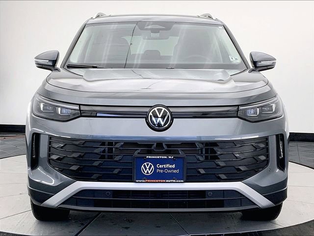 Certified 2025 Volkswagen Tiguan SE w/ Panoramic Sunroof Package image 3