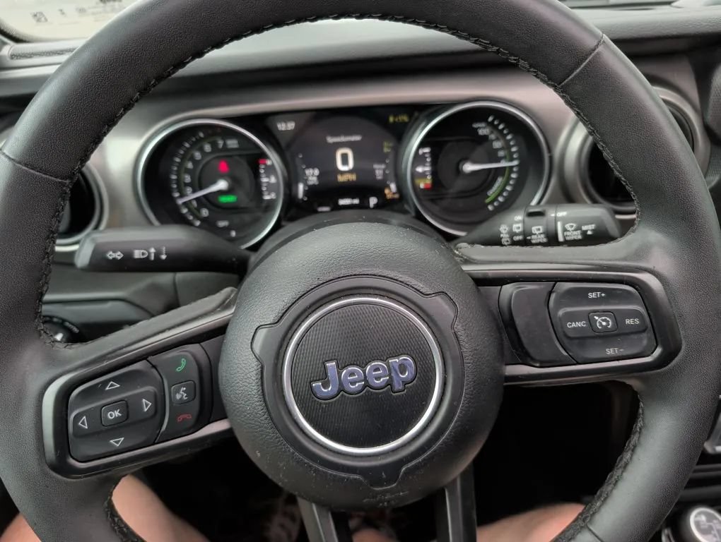 Used 2023 Jeep Wrangler Unlimited w/ Sun & Screen Package AWD/4WD image 19