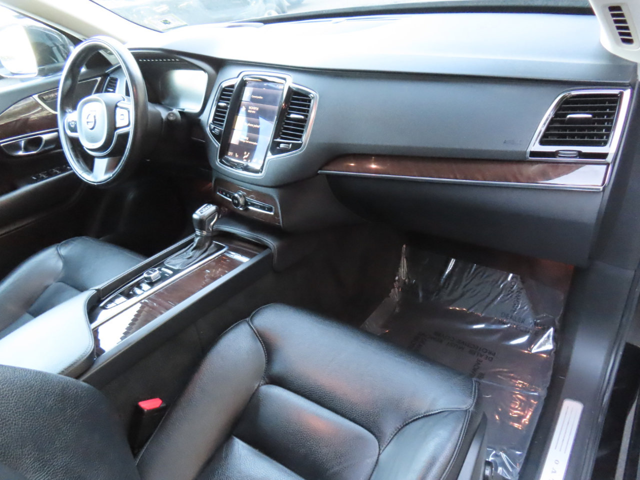 Used 2017 Volvo XC90 T6 Momentum w/ Vision Package image 18