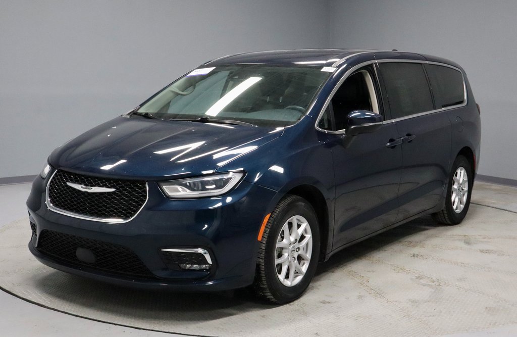 Used 2023 Chrysler Pacifica Touring-L image 10
