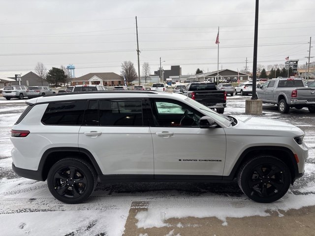 New 2025 Jeep Grand Cherokee L Altitude image 9
