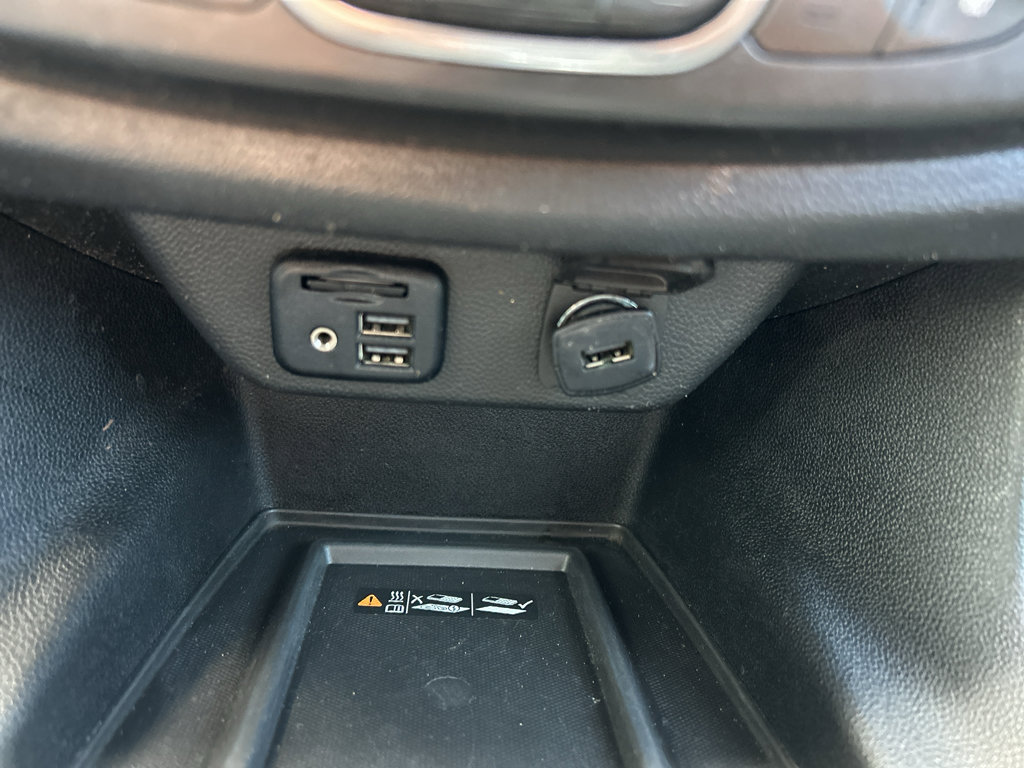 Used 2023 Chevrolet Traverse RS FWD image 32