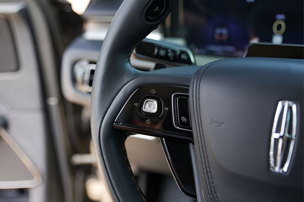 Used 2025 Lincoln Aviator 2WD image 13