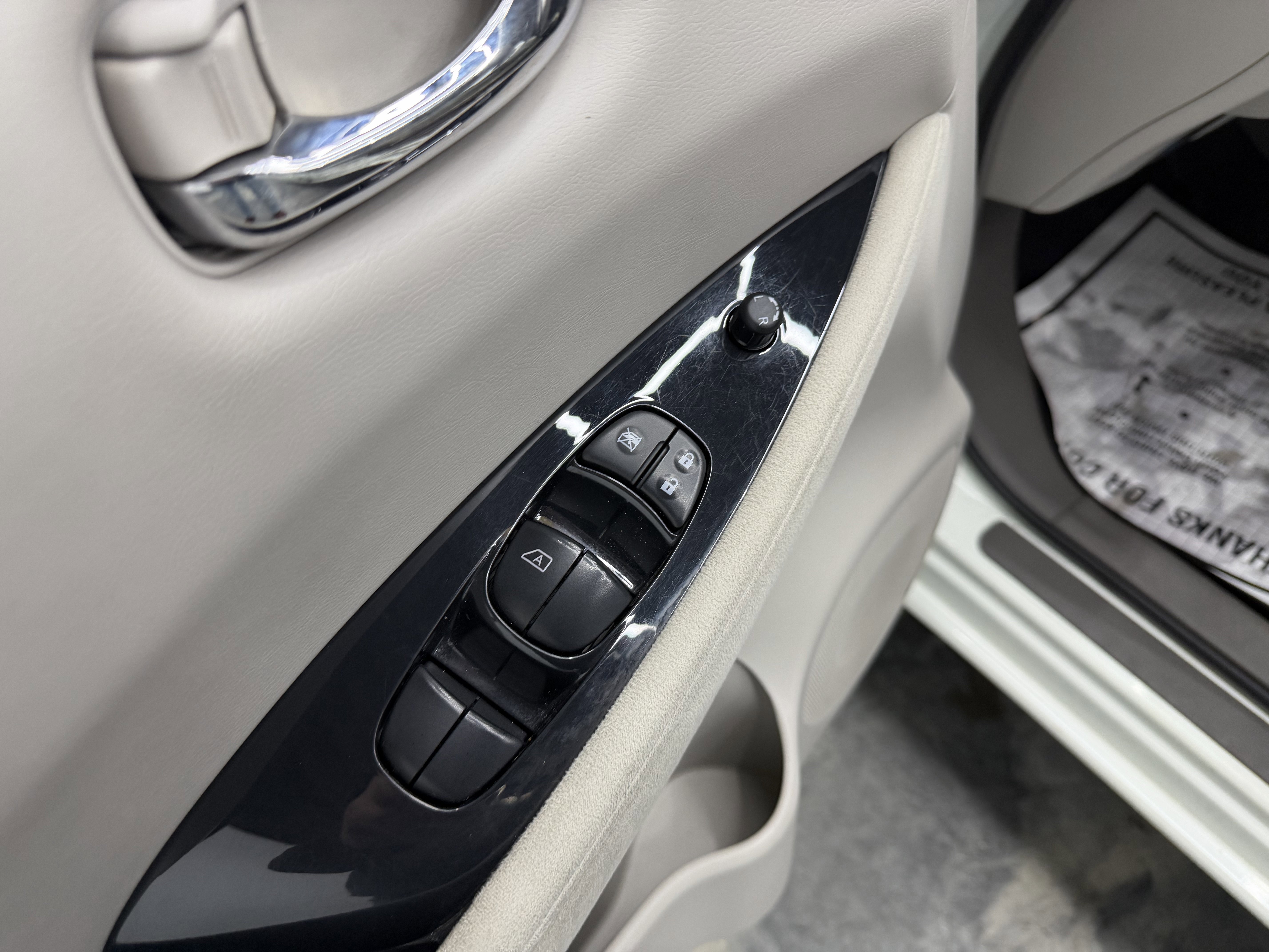 Used 2012 Nissan Leaf SV image 12