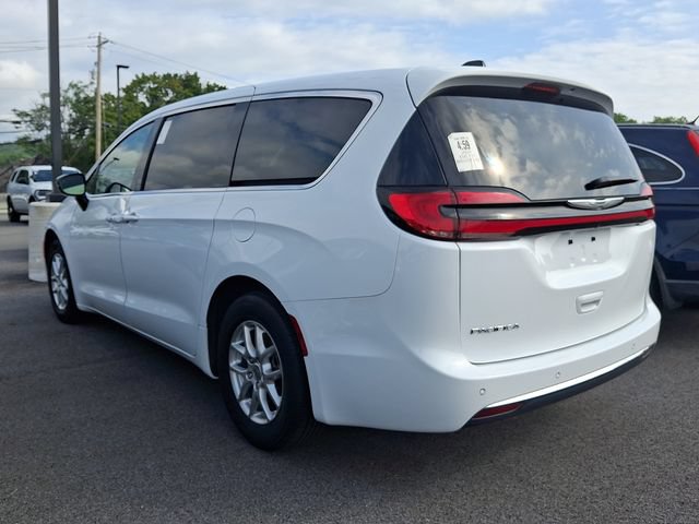 Used 2024 Chrysler Pacifica Touring-L FWD image 4