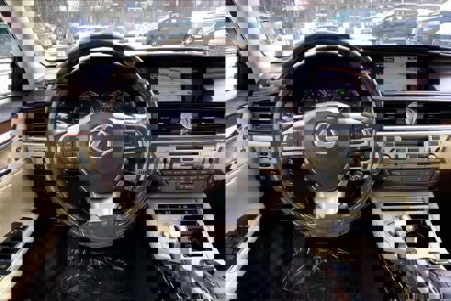 Used 2016 Lexus ES 350 w/ Luxury Package w/Wood Trim image 4