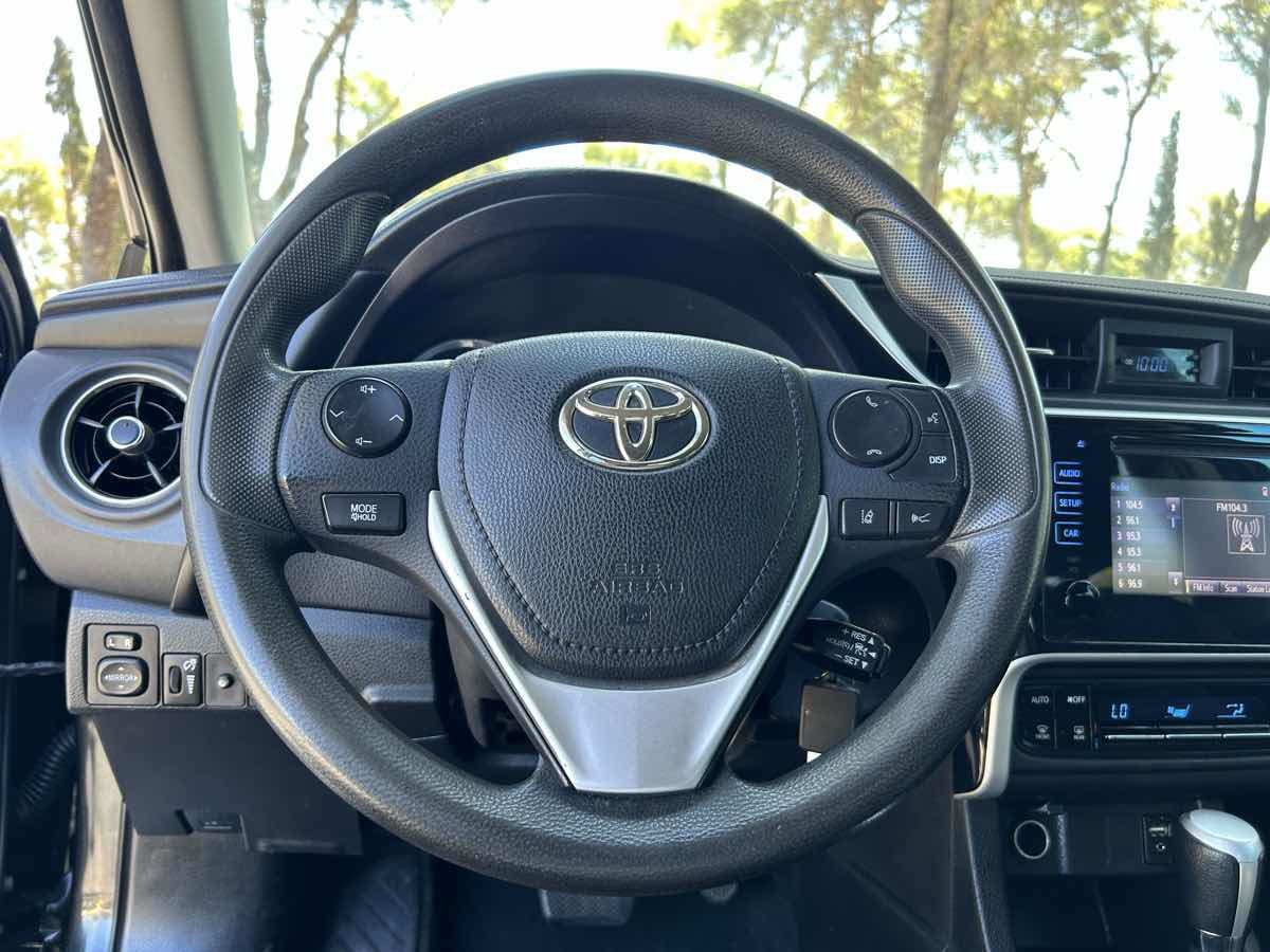 Used 2018 Toyota Corolla LE FWD image 12