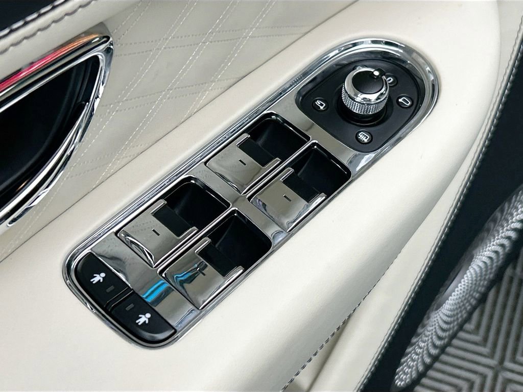 Used 2025 Bentley Bentayga Extended Wheelbase image 22