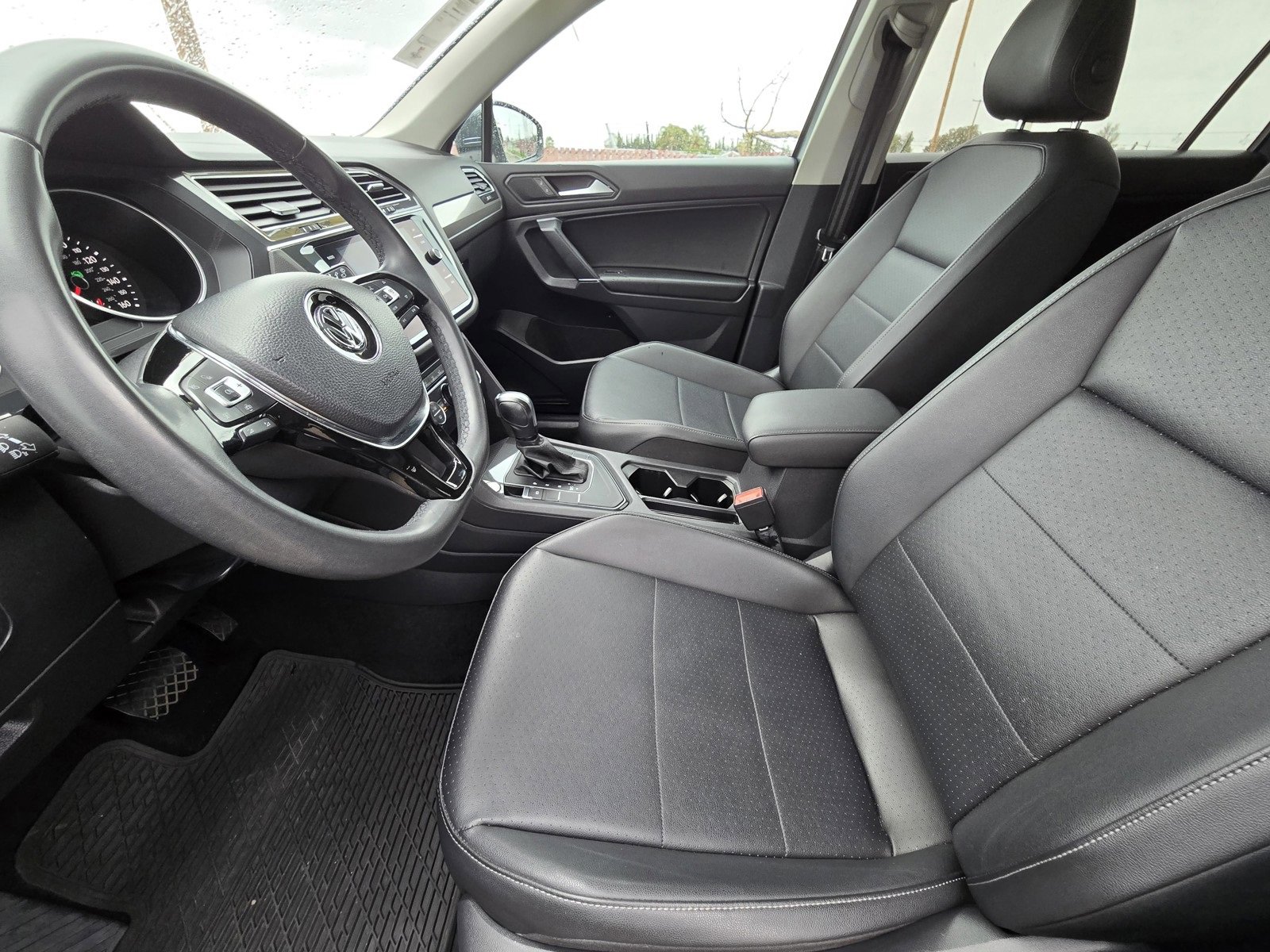 Used 2020 Volkswagen Tiguan SE w/ Panoramic Sunroof Package image 13