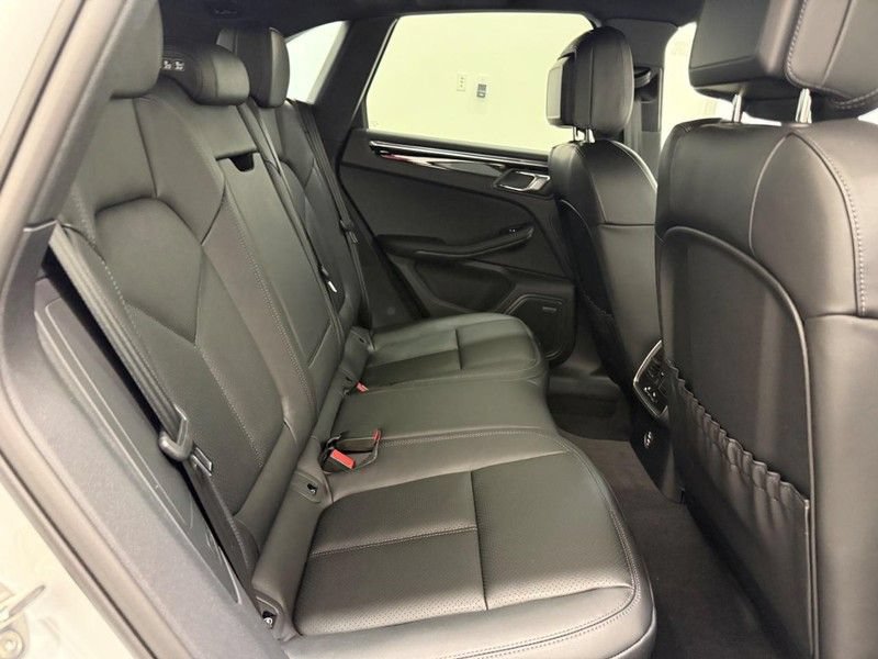 Used 2026 Porsche Macan AWD/4WD image 12