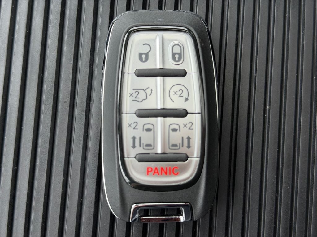 Used 2026 Chrysler Pacifica Limited FWD image 31