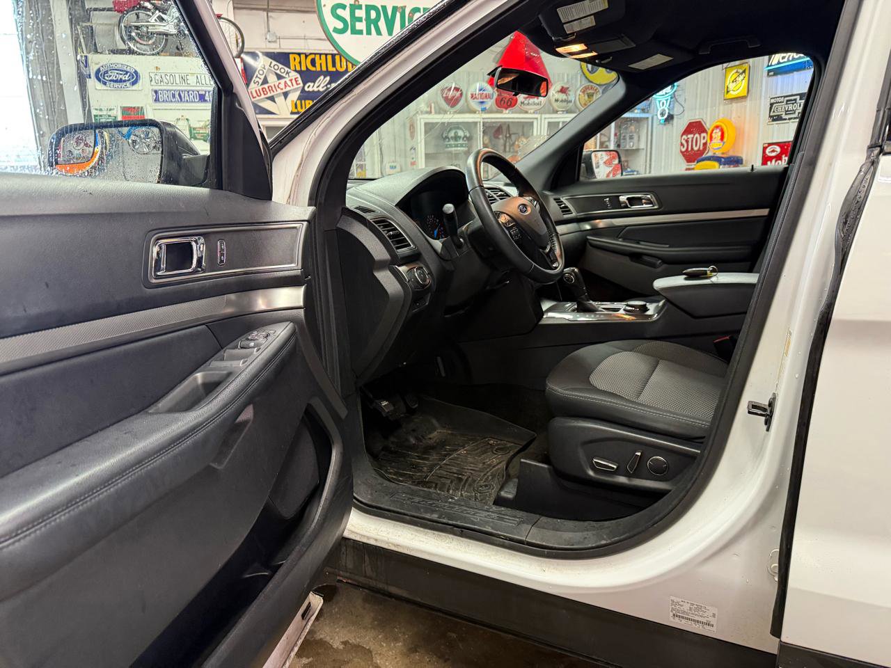 Used 2018 Ford Explorer XLT image 11