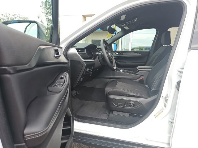 Used 2024 Jeep Grand Cherokee L Laredo w/ Trailer Tow Package AWD/4WD image 11