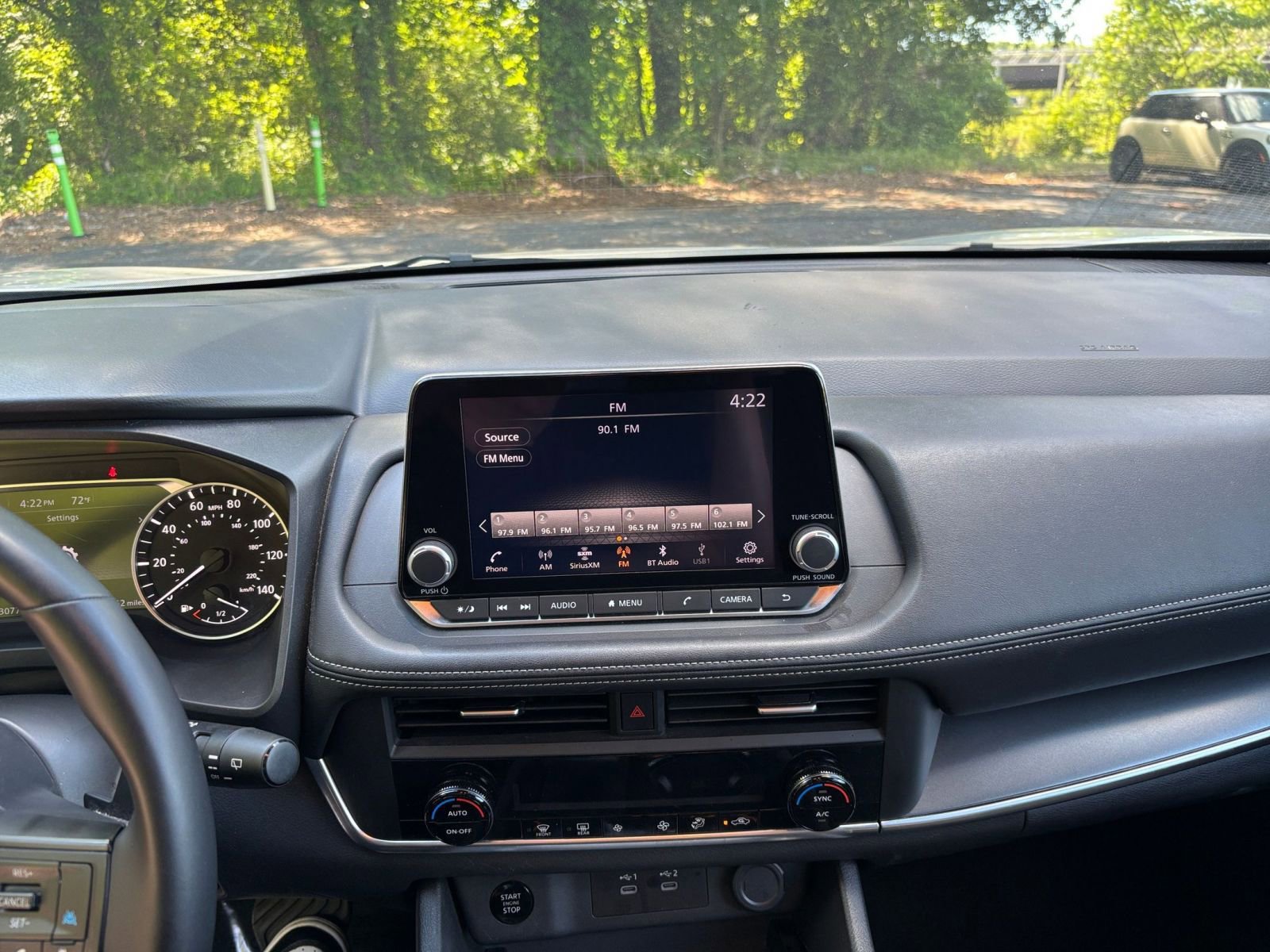 Used 2025 Nissan Rogue SV FWD image 17
