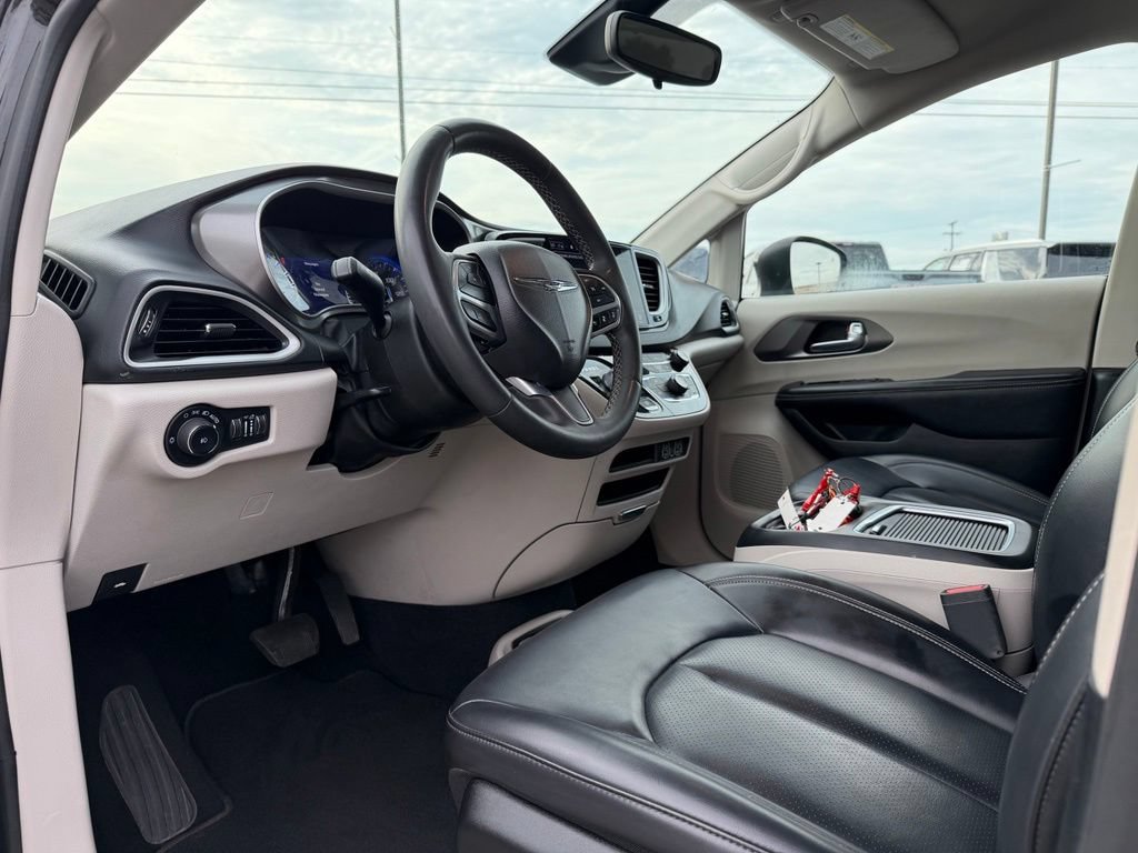 Used 2023 Chrysler Pacifica Touring-L FWD image 9