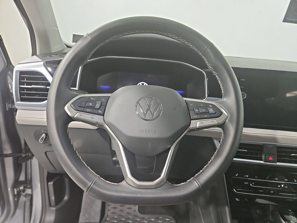 Used 2025 Volkswagen Taos SE w/ Panoramic Sunroof Package AWD/4WD image 17