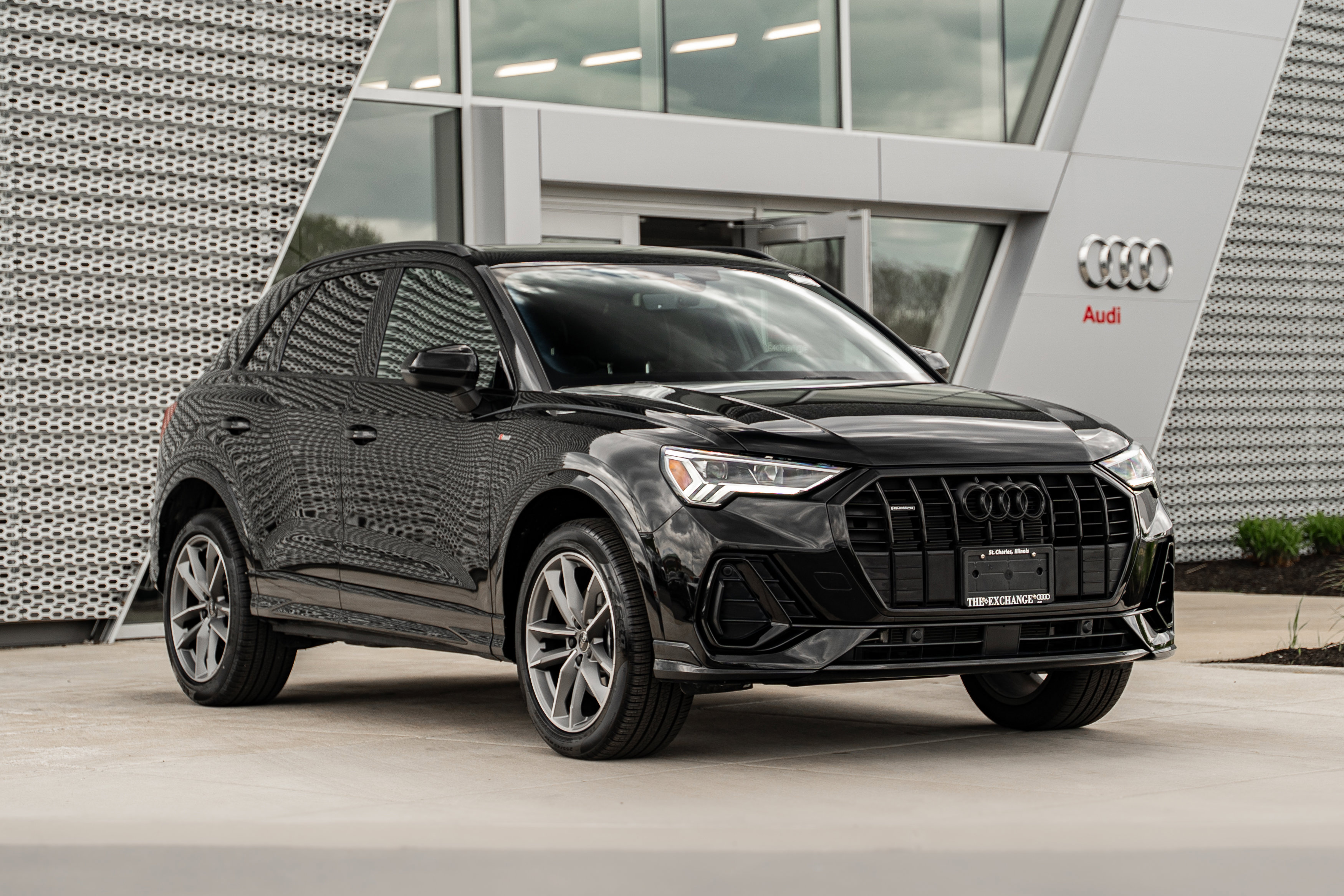 Certified 2025 Audi Q3 2.0T Premium w/ Convenience Package AWD/4WD image 1