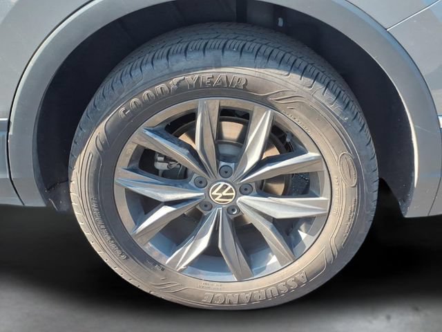 Used 2024 Volkswagen Tiguan SE AWD/4WD image 31