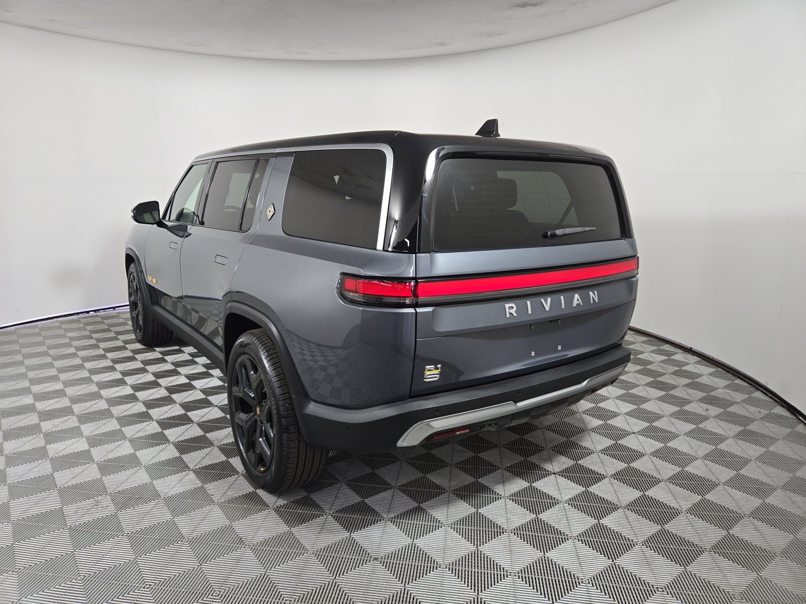 Used 2024 Rivian R1S Adventure AWD/4WD image 3