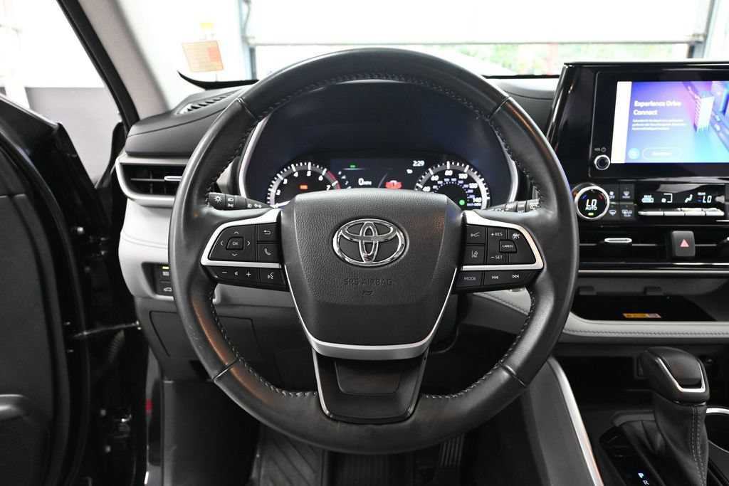 Used 2023 Toyota Highlander XLE AWD/4WD image 20