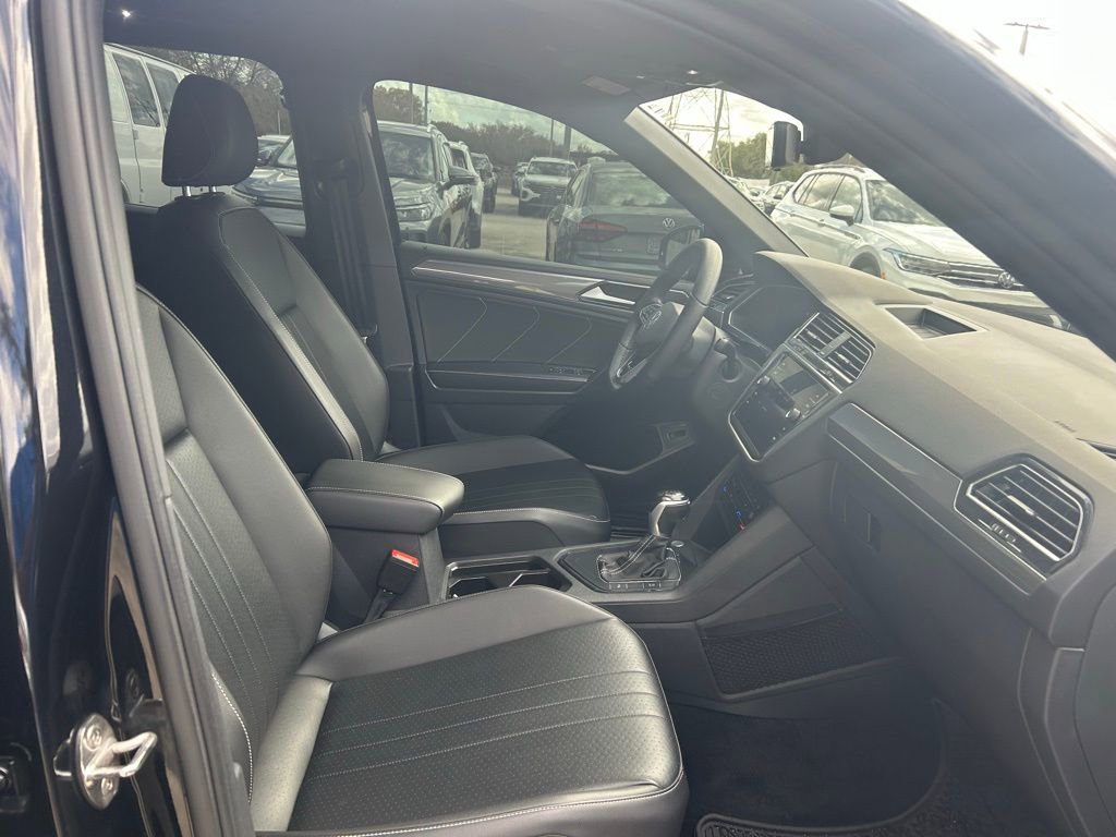 Certified 2022 Volkswagen Tiguan SE R-Line image 34