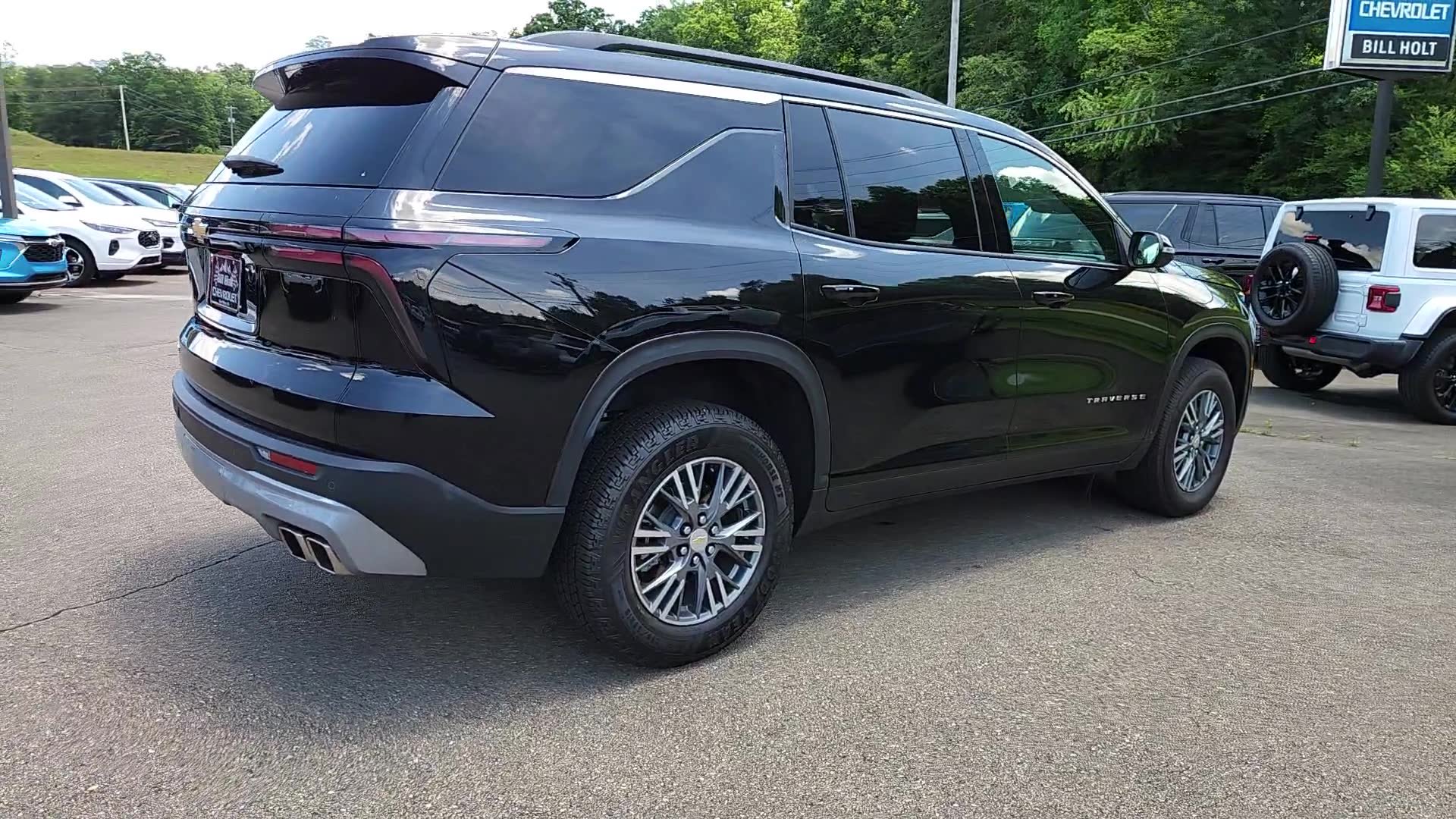 Used 2025 Chevrolet Traverse LT FWD image 5
