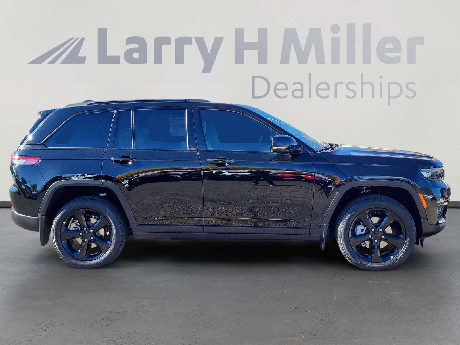 New 2025 Jeep Grand Cherokee Limited w/ Black Appearance Package image 7