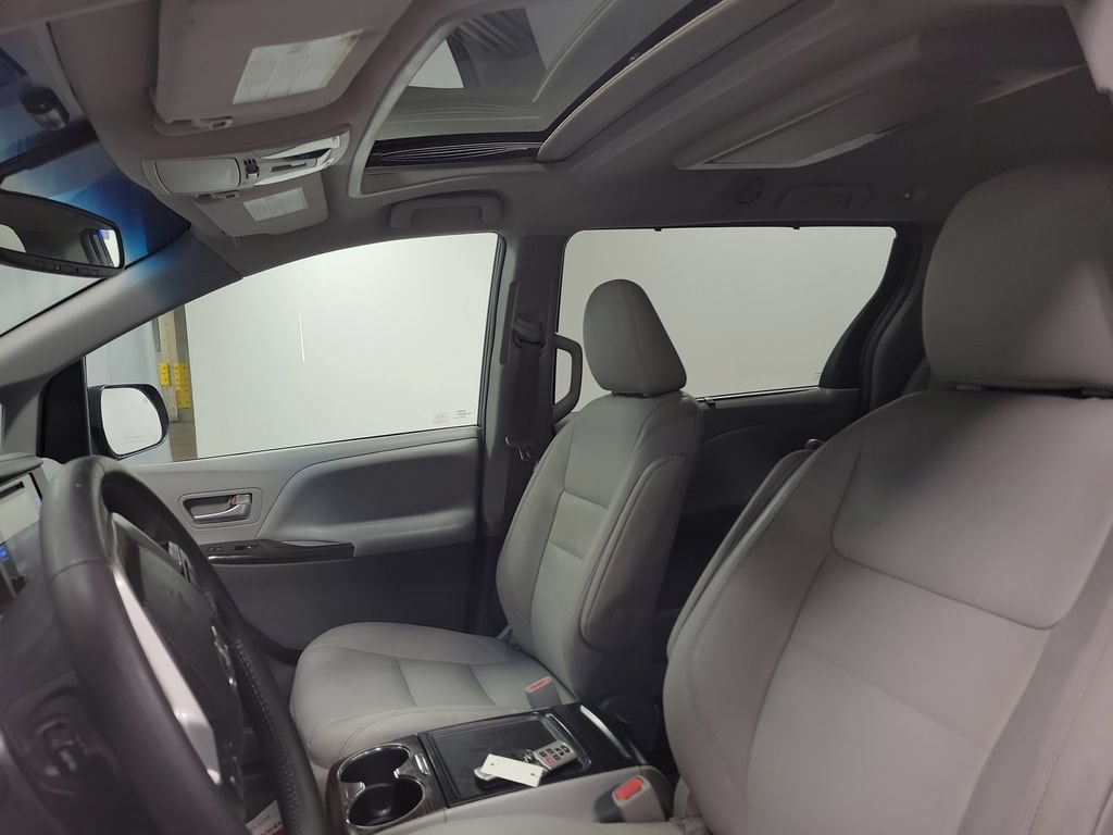 Used 2017 Toyota Sienna XLE Premium FWD image 14