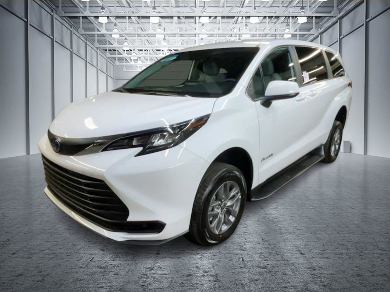 Used 2025 Toyota Sienna LE image 4