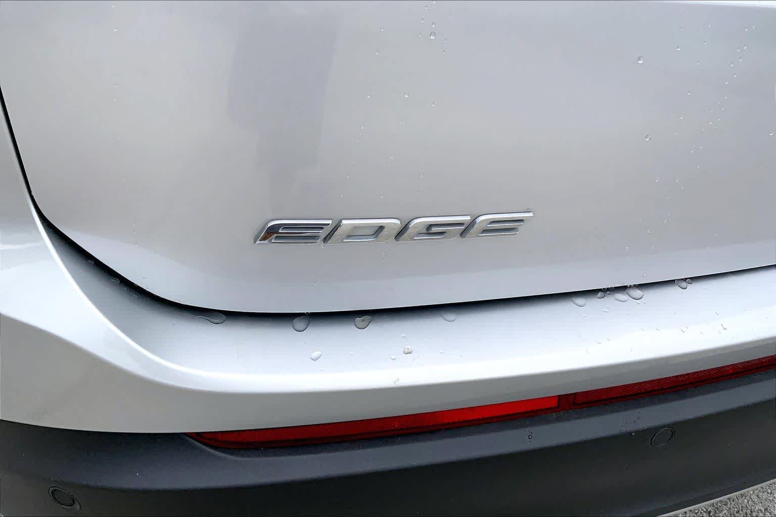Used 2018 Ford Edge Titanium w/ Equipment Group 301A FWD image 10
