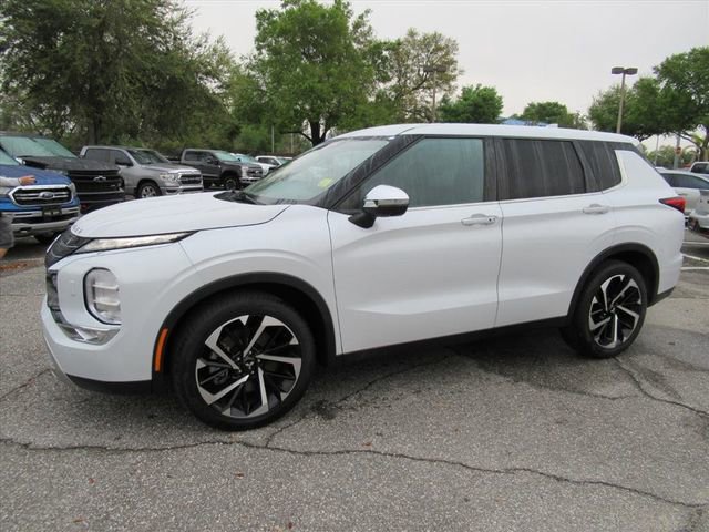 Used 2022 Mitsubishi Outlander SE image 4