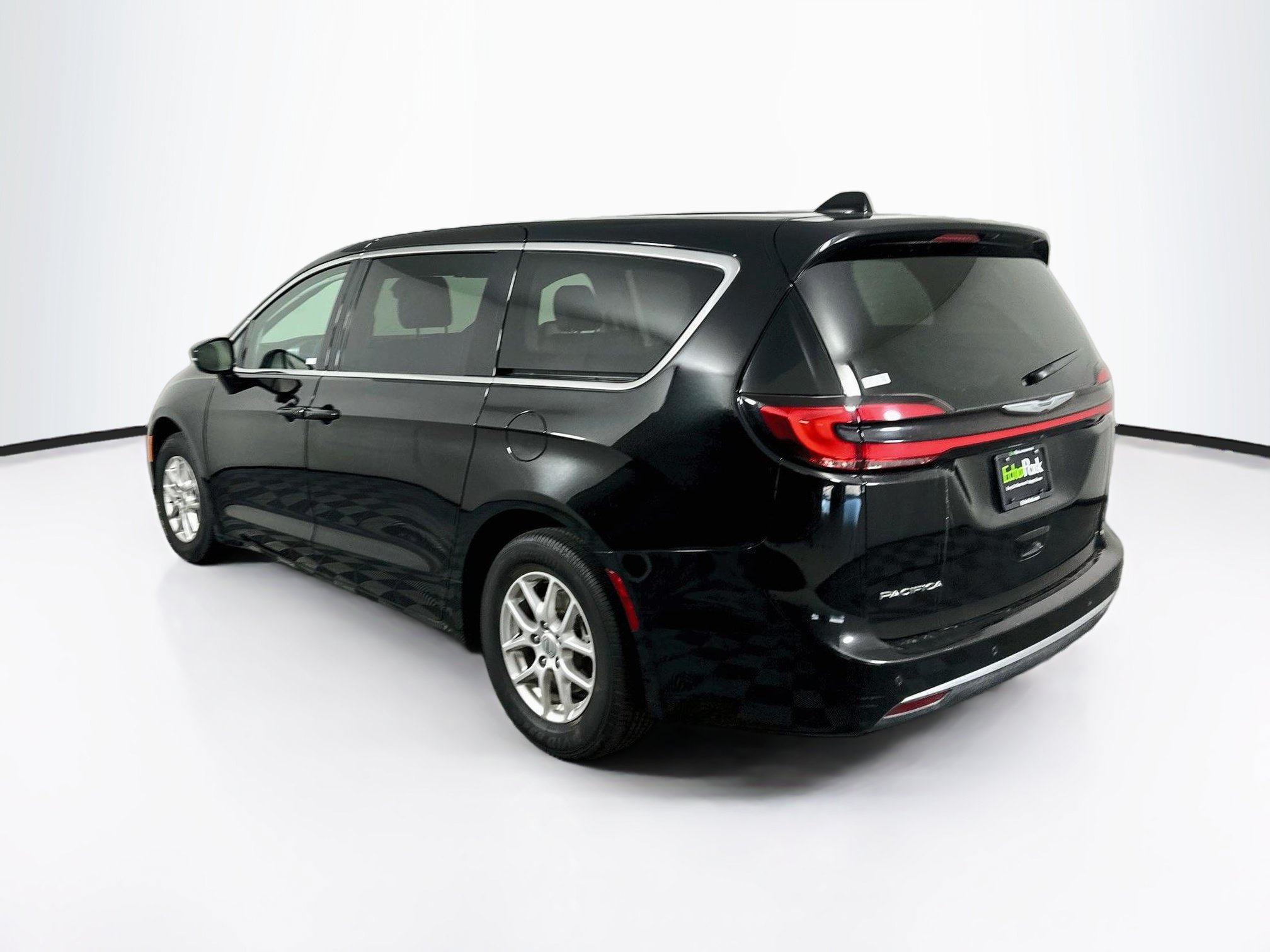 Used 2024 Chrysler Pacifica Touring-L FWD image 5