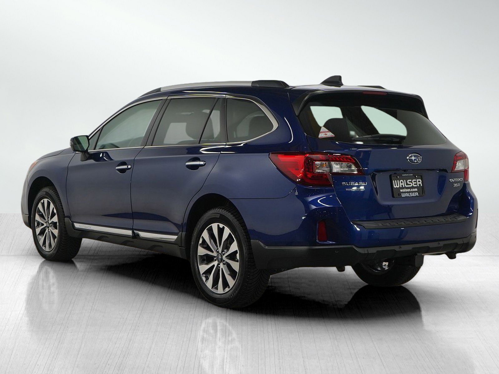 Used 2017 Subaru Outback 3.6R Touring image 3
