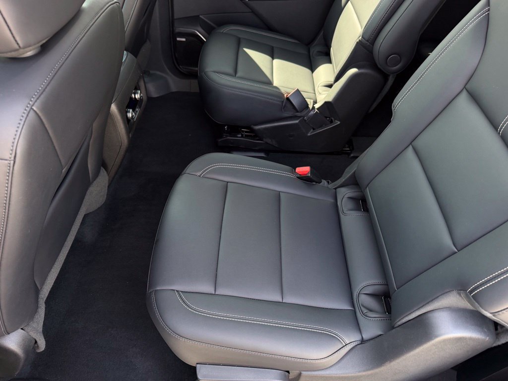 Used 2026 GMC Acadia Elevation w/ Elevation Premium Package FWD image 12