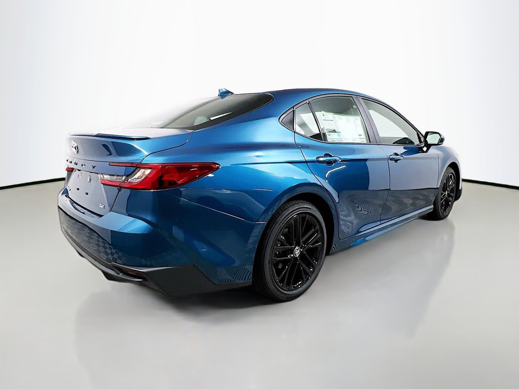 Used 2025 Toyota Camry SE w/ Convenience Package image 4