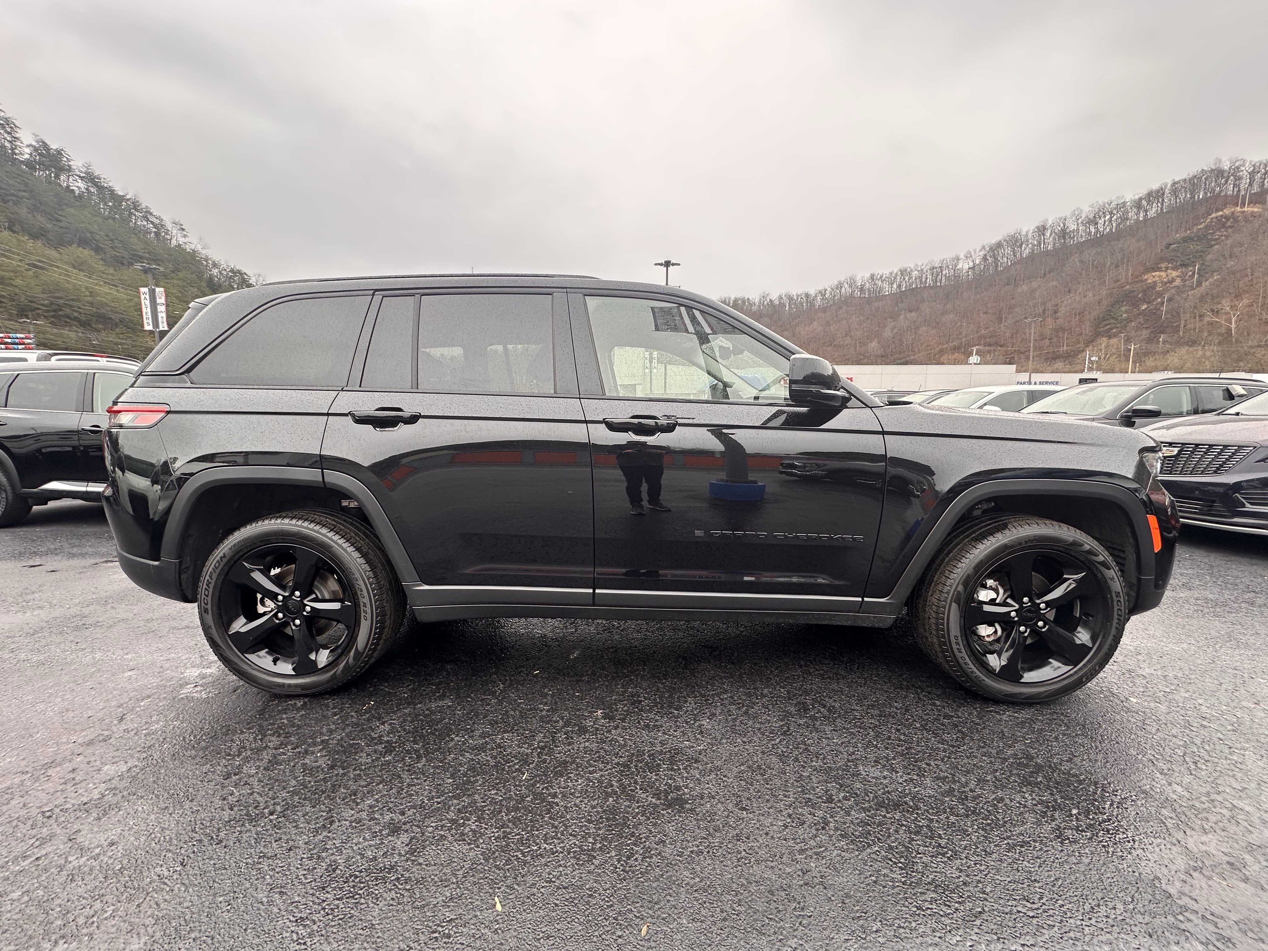 Used 2023 Jeep Grand Cherokee Limited w/ Luxury Tech Group II image 27