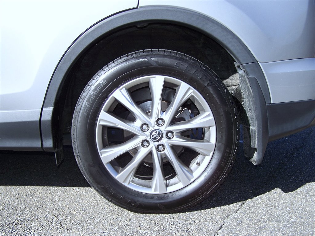 Used 2018 Toyota RAV4 Limited FWD image 15